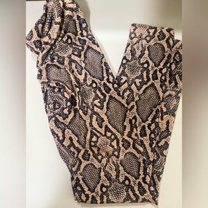 Lici scrunch leggings size small